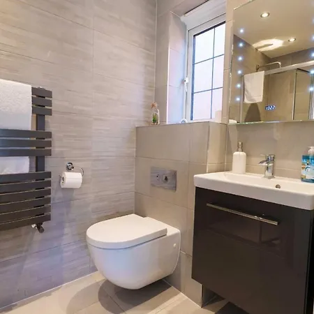 Redgrave Detached With Free Parking 4 Minutes From Walls Holiday home *