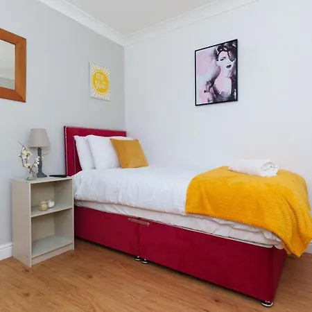 Redgrave Detached With Free Parking 4 Minutes From Walls Holiday home York